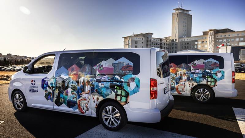 Nýjar, rafknúnar og myndskreyttar spítalaskutlur Landspítala komnar í notkun