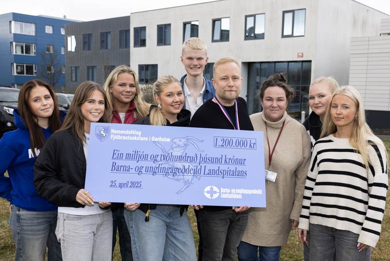 Söfnuðu rúmri milljón fyrir barna- og unglingageðdeild